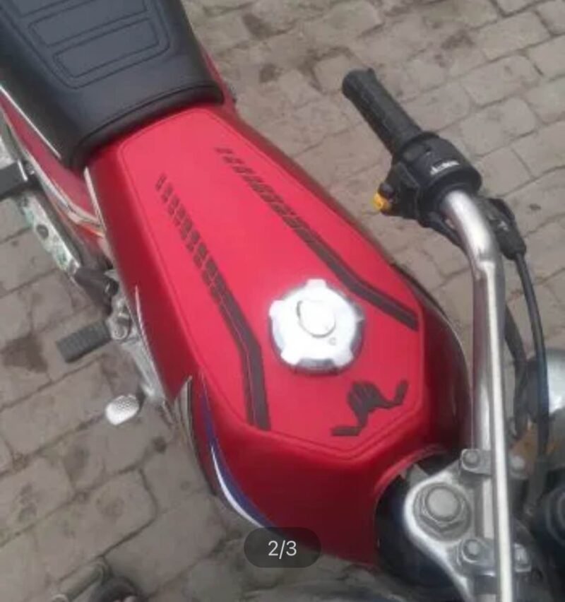 Motorbike Fuel Tank Pad Silicone CG125 Red & Black Color Water Proof - Image 3